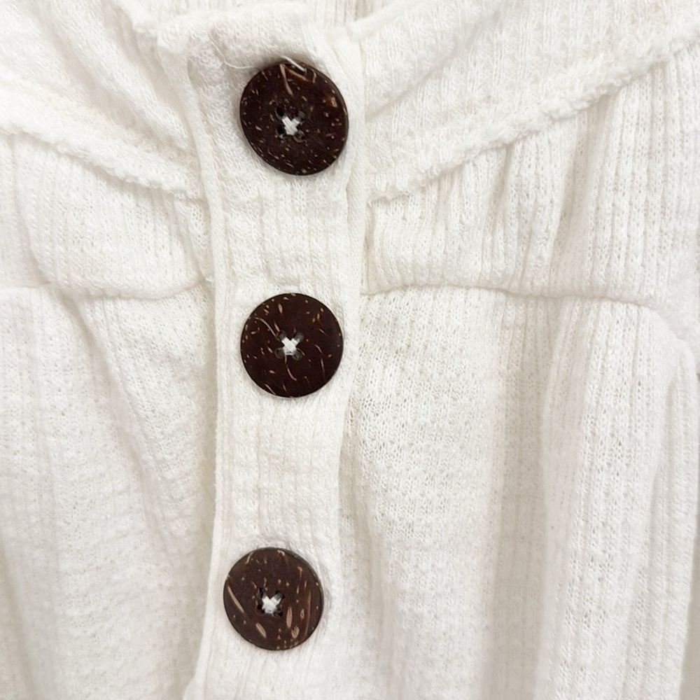 WE THE FREE White 3 Button Top Curved Hem Size Small - Picture 4 of 7